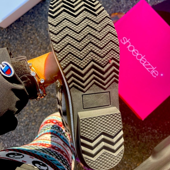 Brand New Checker style Snowboots! - Picture 2 of 3